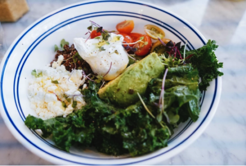 Huevos con Cúrcuma y Kale